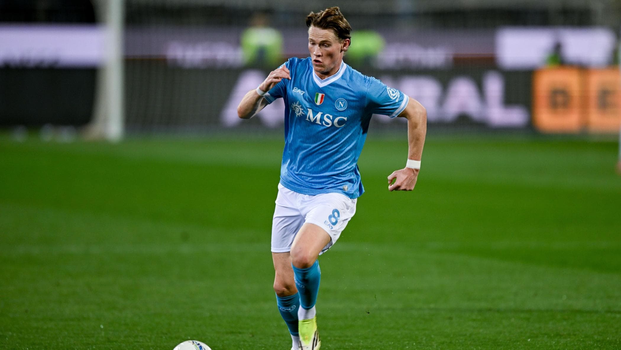 Il Napoli vince a Cagliari ed è secondo a -6 dall’Inter: decide un gol di McTominay dopo 70”
