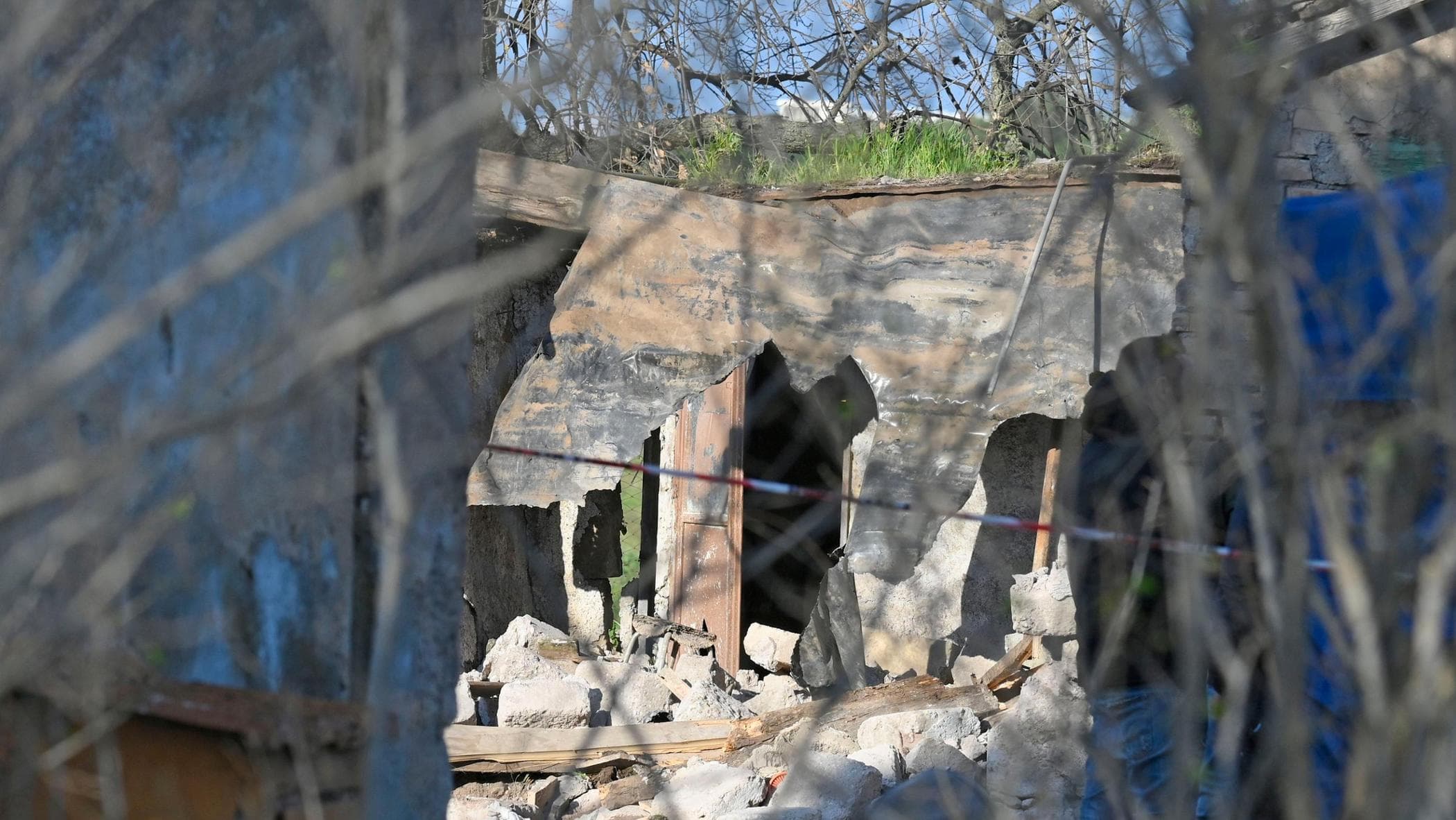 Ordigni e sabotaggi per alzare la pressione su Cospito: cosa c’è dietro la morte degli anarchici
