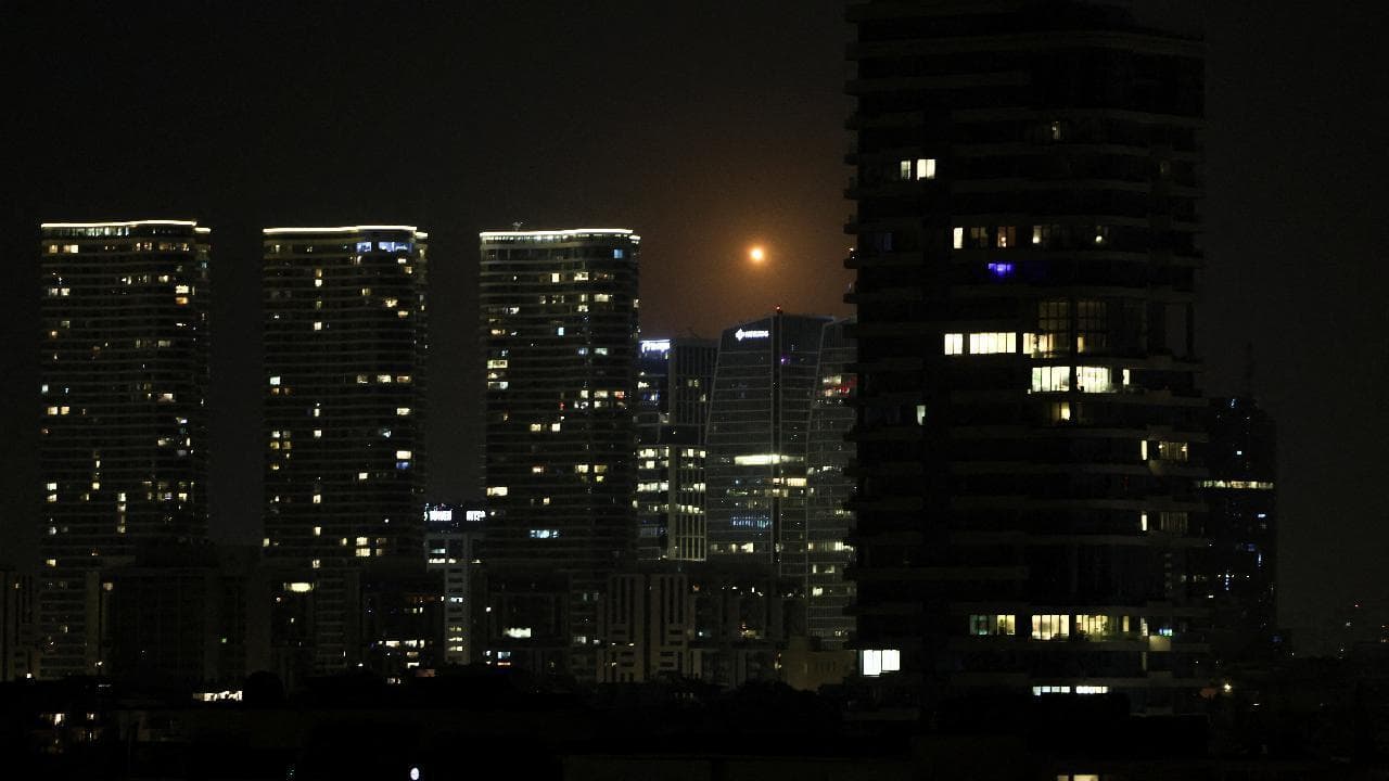 Tel Aviv, una nuova raffica di missili iraniani illumina il cielo: scattano le sirene