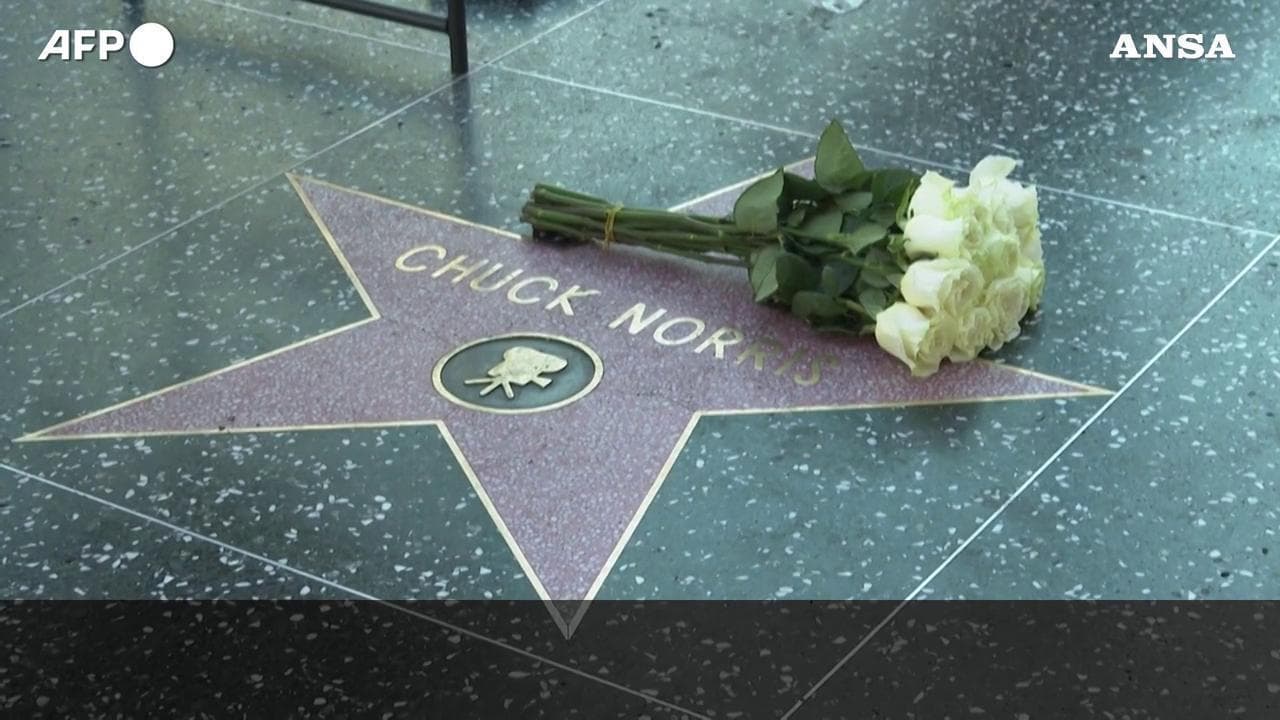 Addio a Chuck Norris, a Hollywood i cittadini rendono omaggio all'attore americano