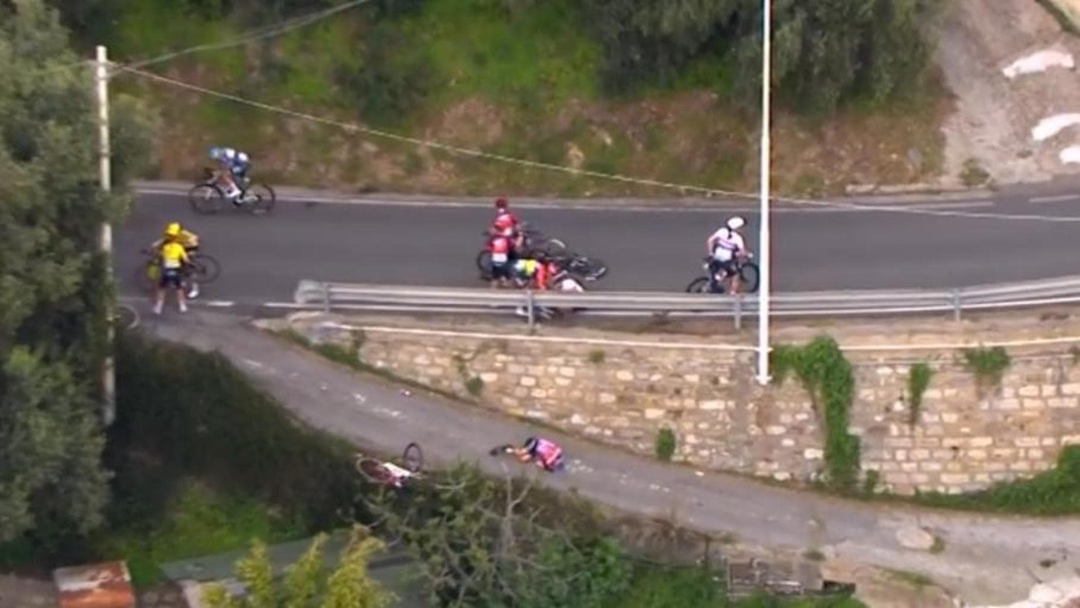 Spaventosa caduta nella Milano-Sanremo donne. Debora Silvestri vola oltre un parapetto di tre metri