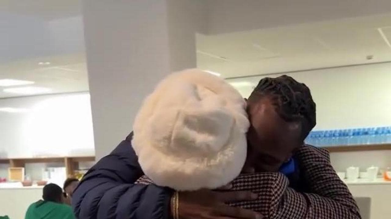 Andy Diaz, l'abbraccio dell'azzurro alla nonna Milagros dopo l'oro ai Mondiali