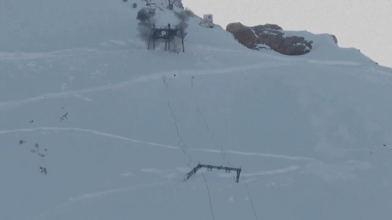 Baviera, così muore un ghiacciaio: demolito l'ultimo skilift sullo Schneeferner