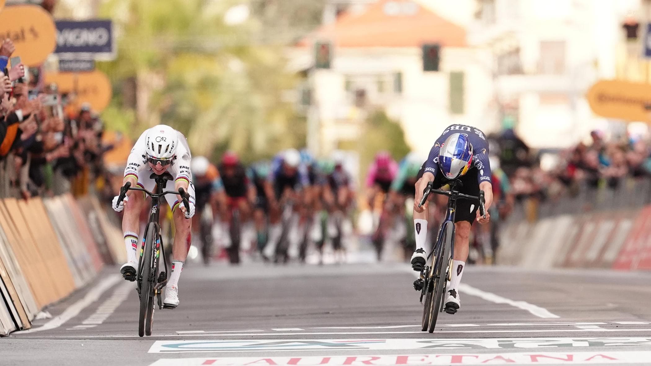 Tadej Pogacar vince la Milano-Sanremo per la prima volta: impresa da leggenda dopo una caduta