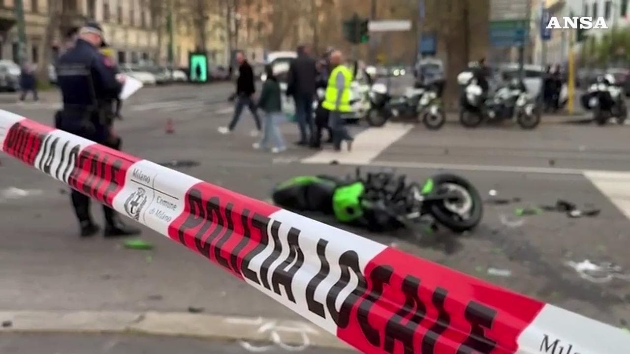 Scontro a Milano tra un taxi e una moto, morti due ventenni