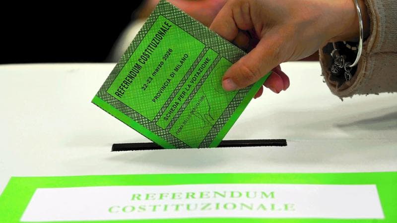 Milano, 21 marzo: la preparazione dei seggi per il referendum sulla riforma della giustizia