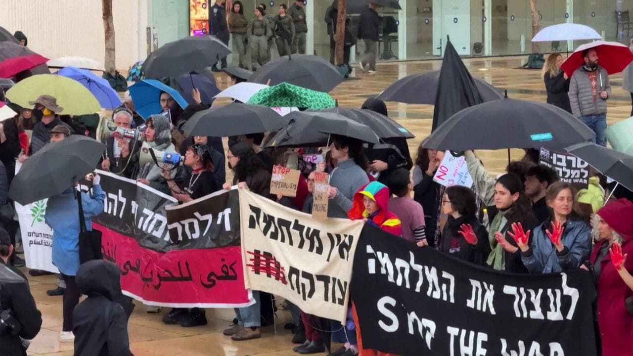 Tel Aviv, mani dipinte di rosso contro la guerra: "Fermate il massacro in Iran"