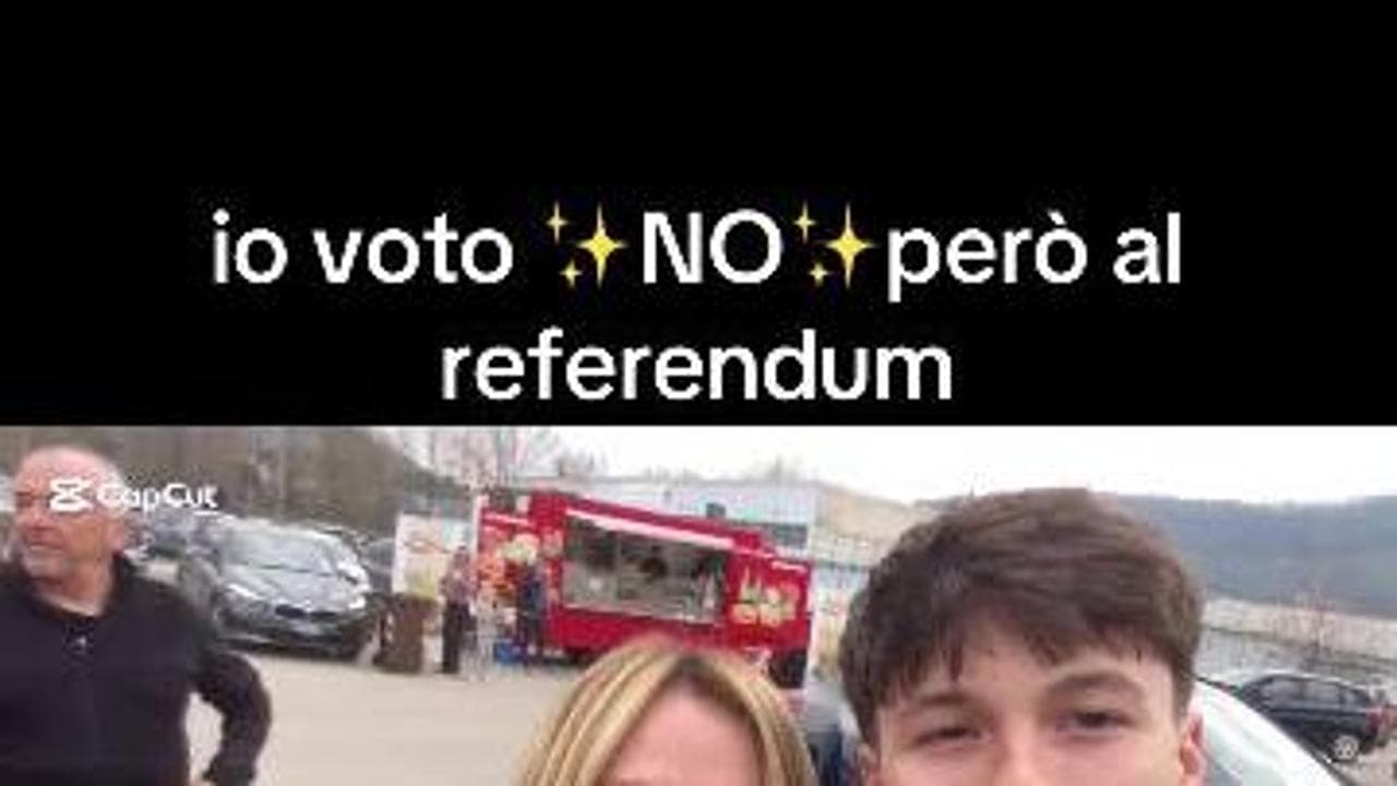 Referendum, diciottenne si fa un selfie con Meloni: "Io però voto no"