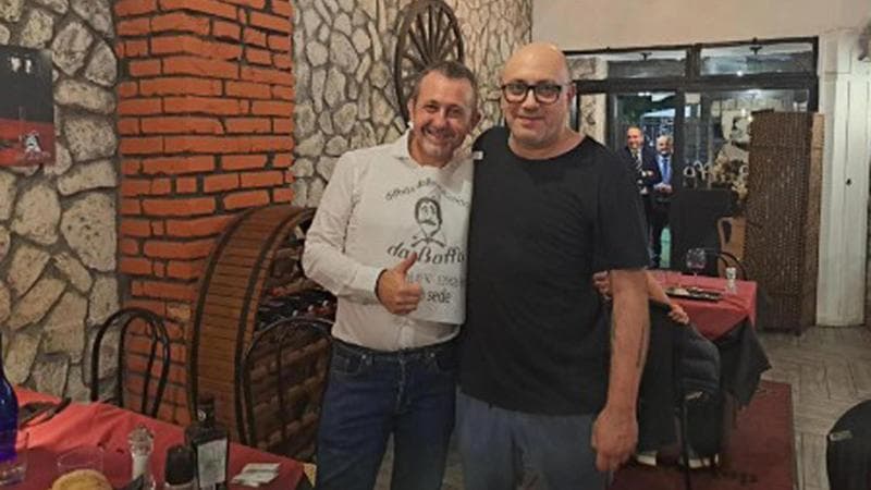Andrea Delmastro (a sinistra) con Mauro Caroccia, vicino al clan Senese
