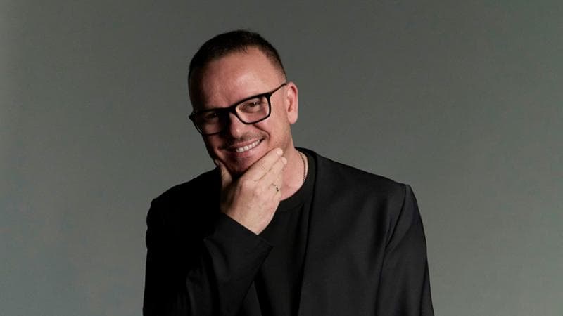 Gigi D’Alessio, dagli esordi al ruolo di giurato ad Amici 2026
