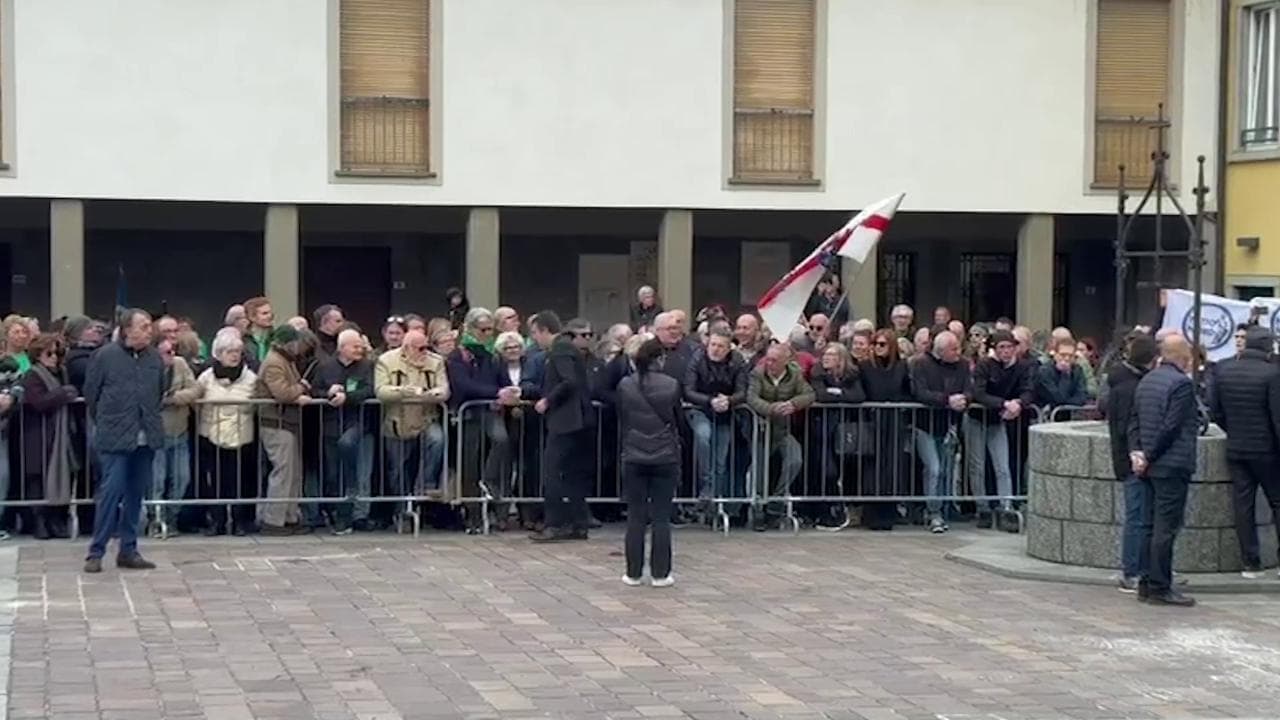 Funerali Bossi a Pontida, i cori contro Salvini: "Molla la camicia verde"