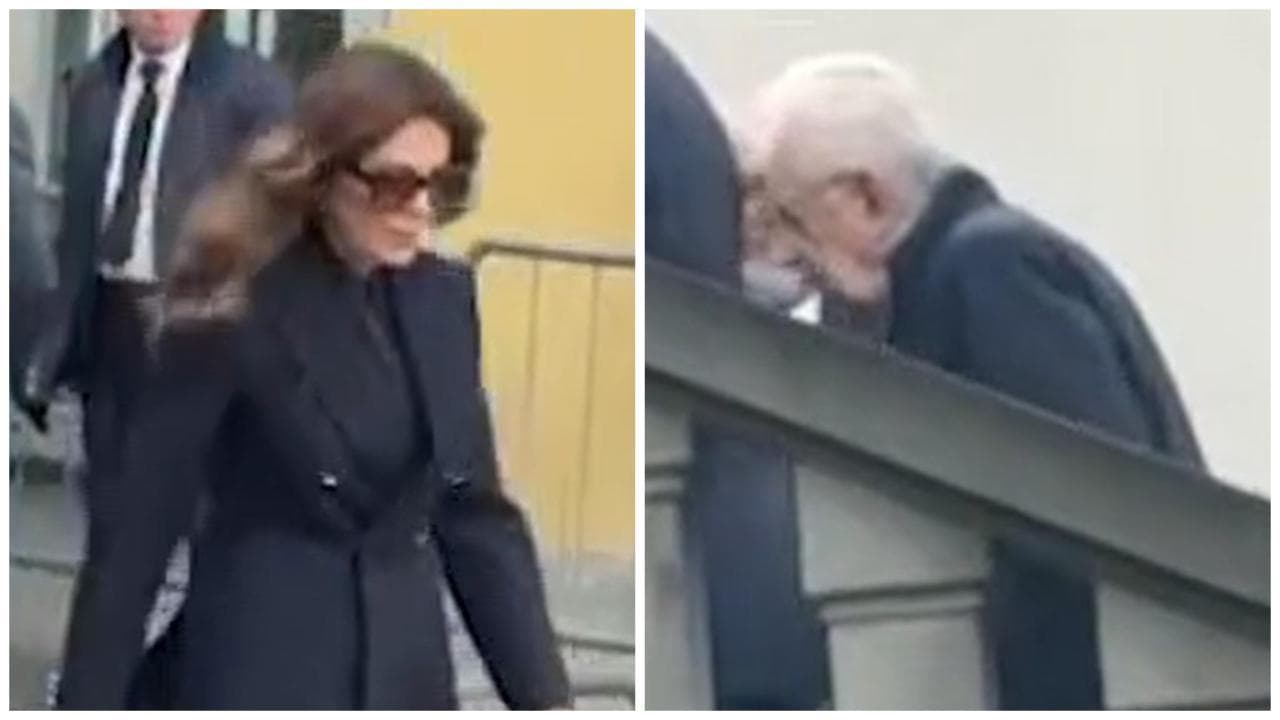 "Venduto", "Vergognati": Monti e Santanchè contestati con urla e fischi al funerale di Bossi