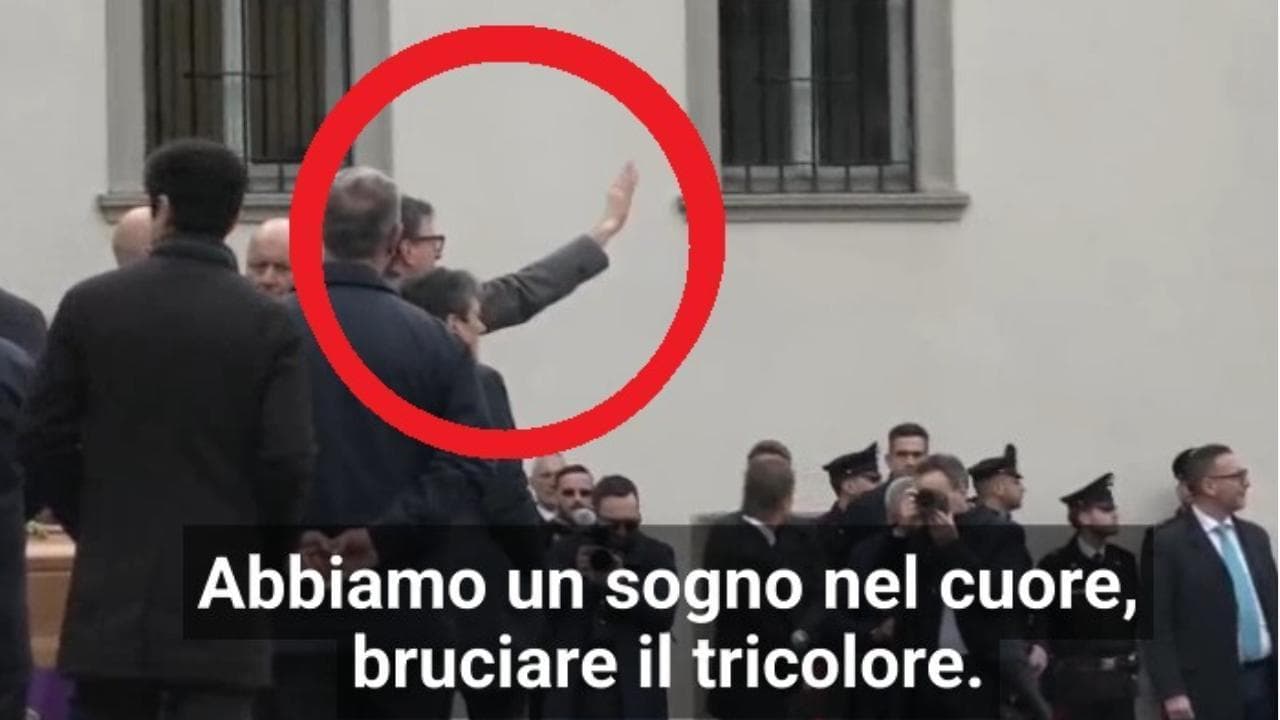 "Bruciamo il tricolore": Giorgetti alza la mano per fermare i cori estremisti a funerali di Bossi