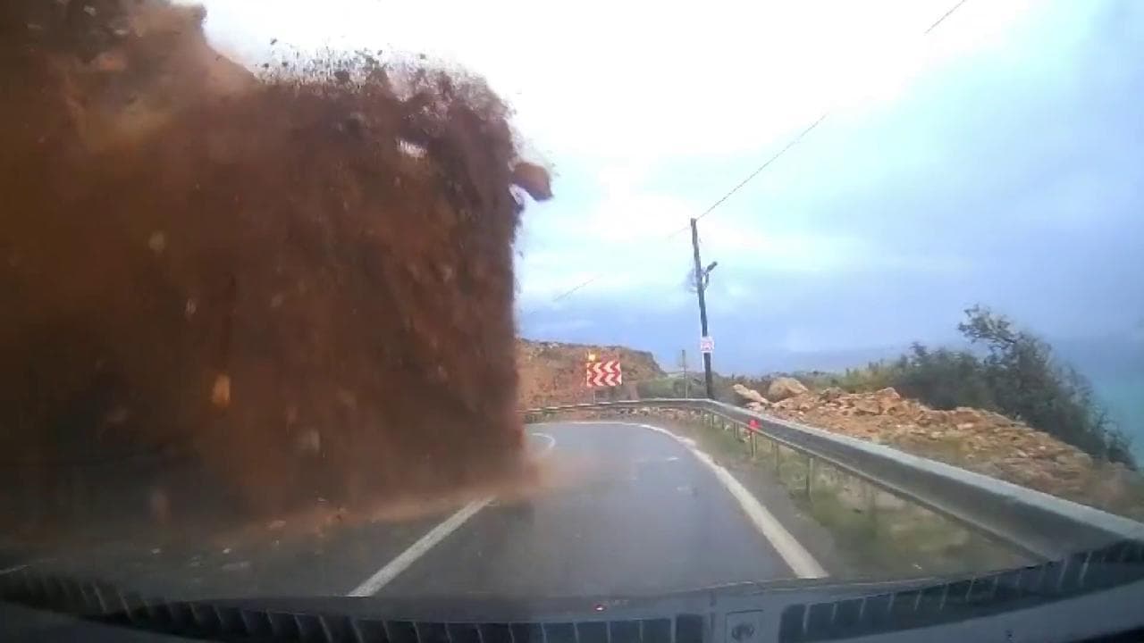 Frana travolge un'auto in Turchia: l'impatto ripreso dalla dashcam, conducente estratto vivo