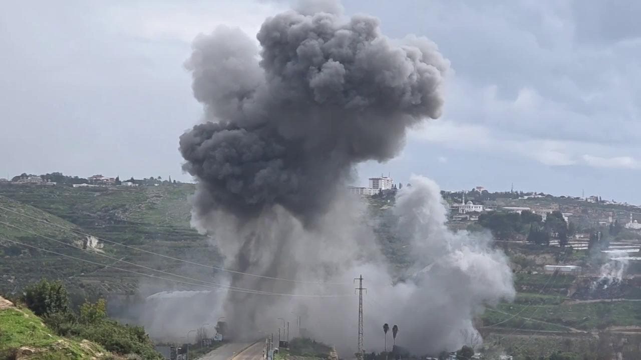 Libano, raid israeliano distrugge il ponte Qasmiya: il momento dell'esplosione sul fiume Litani