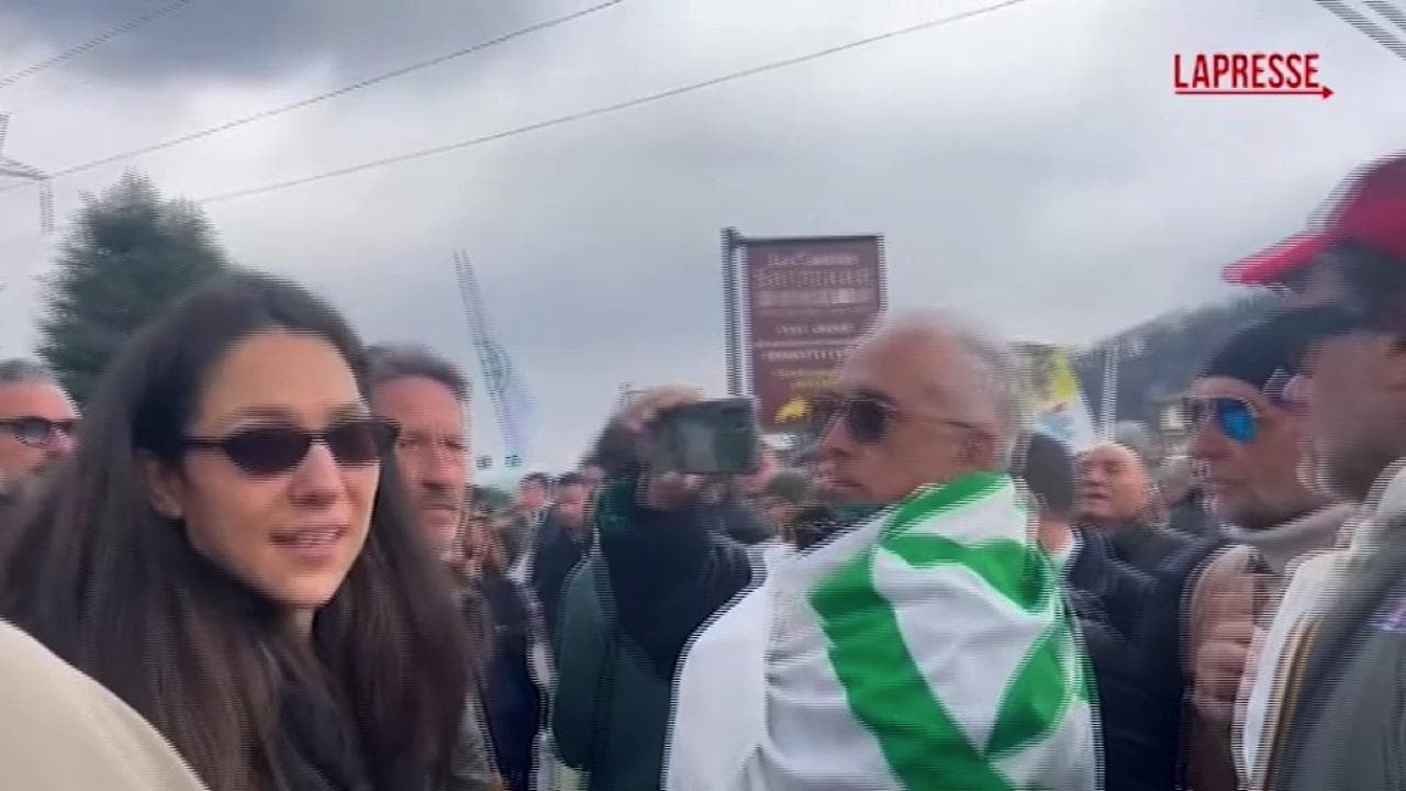 Pontida, Francesca Verdini difende Salvini da un contestatore: "Sei a un funerale, cafone"