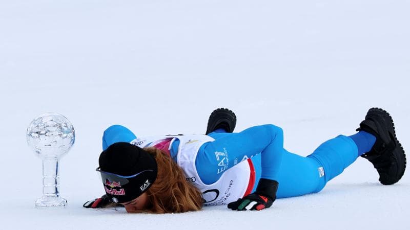 Sofia Goggia bacia la neve: vicino a lei la Coppa del Mondo di superG