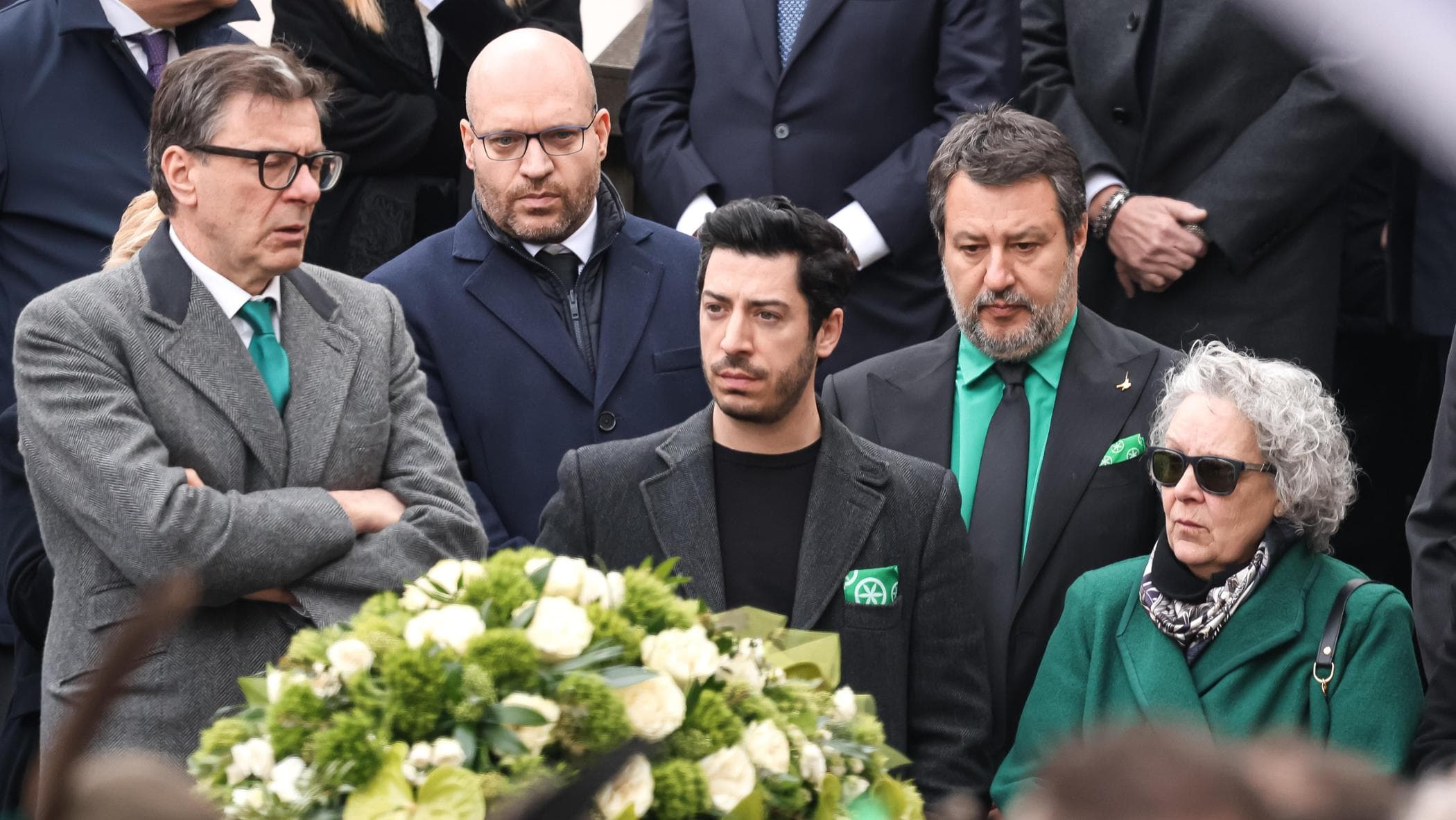 Funerali Bossi, un rito tra nostalgici. Renzo e la famiglia: “Papà non molliamo”