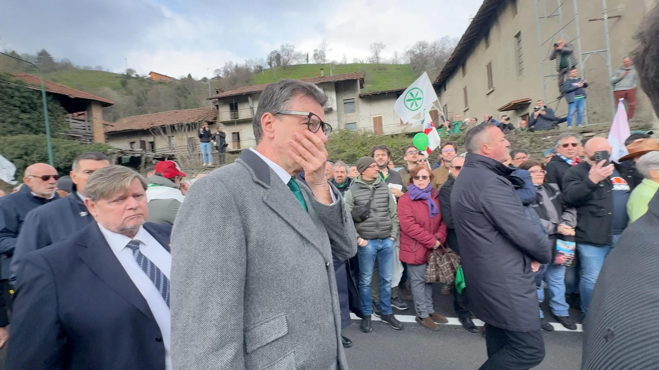 Migliaia a Pontida per Bossi, cori e fischi contro Salvini: “Noi traditi, bruci il tricolore”