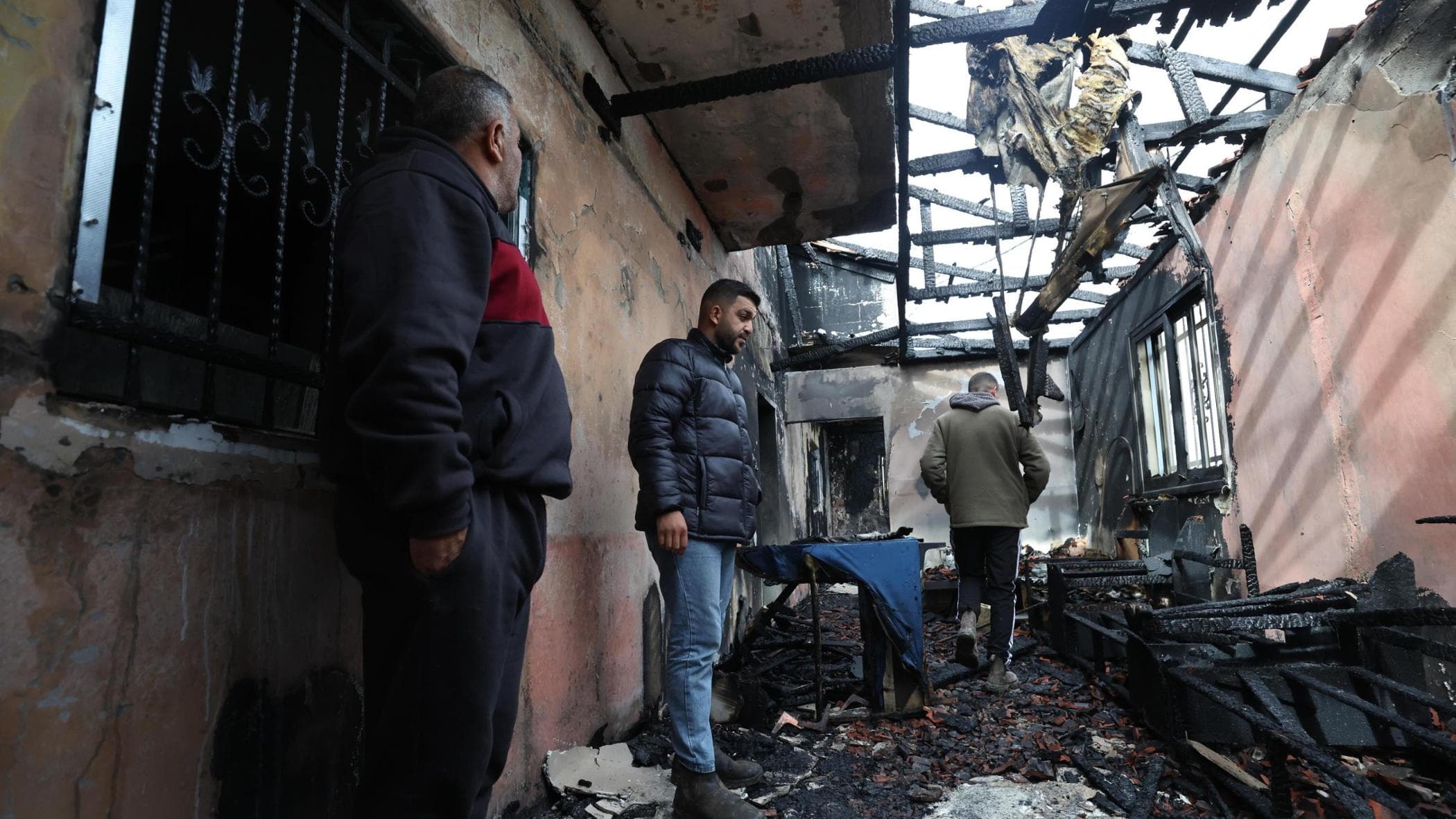 Notte di fuoco in Cisgiordania, i coloni assaltano sei comunità