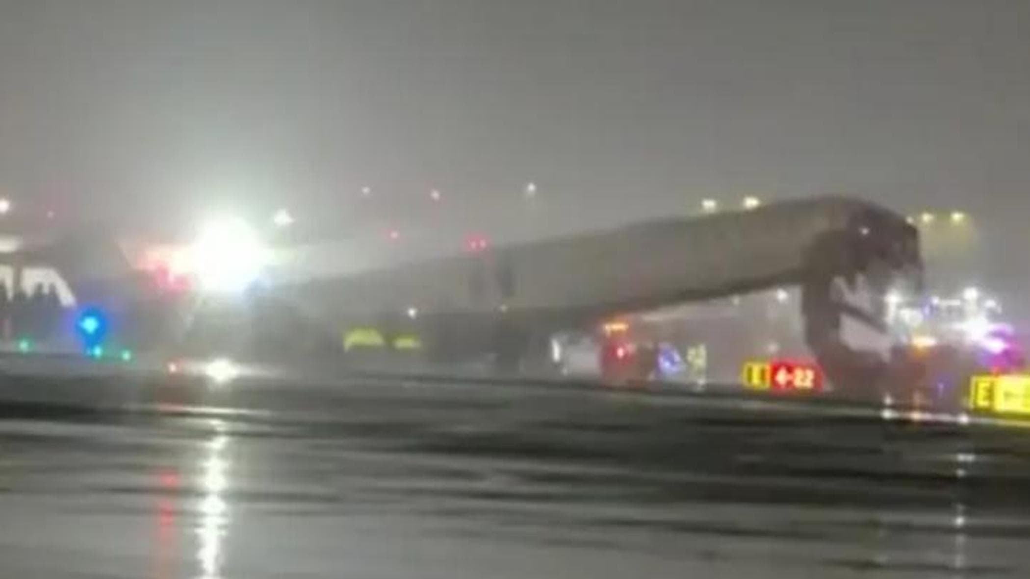 New York, scontro in pista all’aeroporto LaGuardia: aereo Air Canada Express urta un veicolo di servizio, stop ai voli