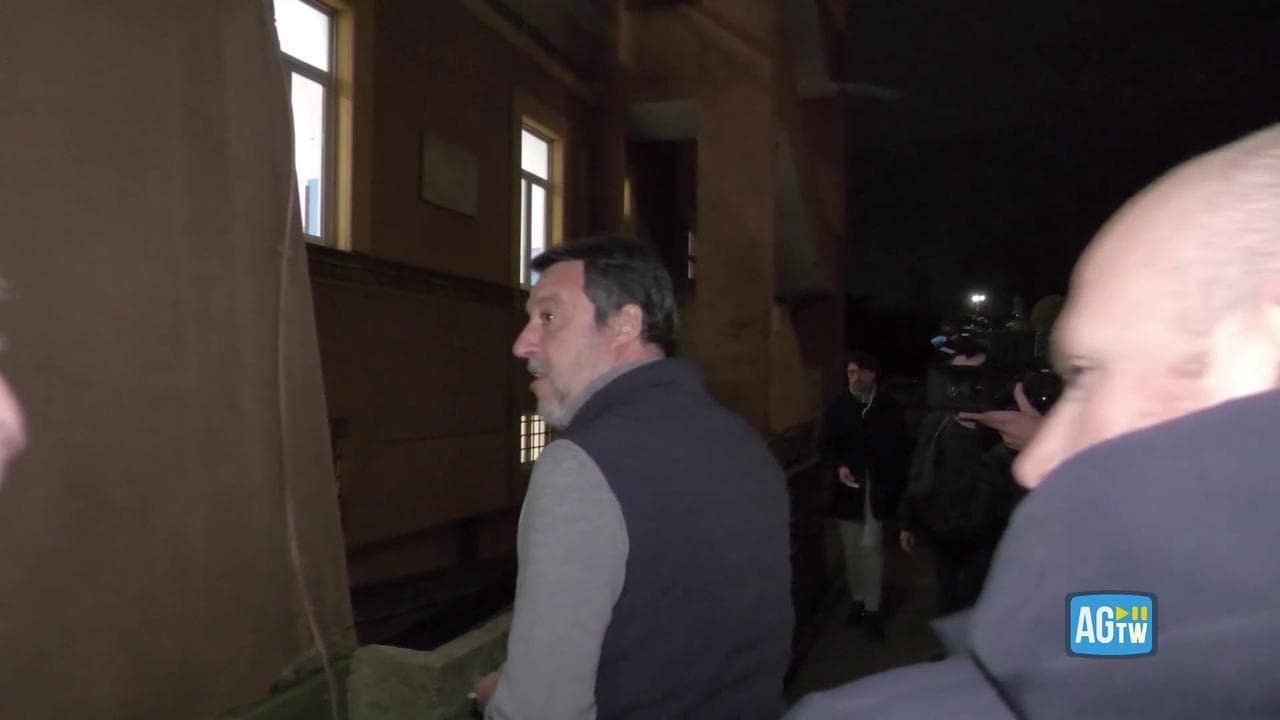 Salvini al voto, al seggio una donna gli fa un verso. Lui reagisce: "Buon appetito anche a te cara"