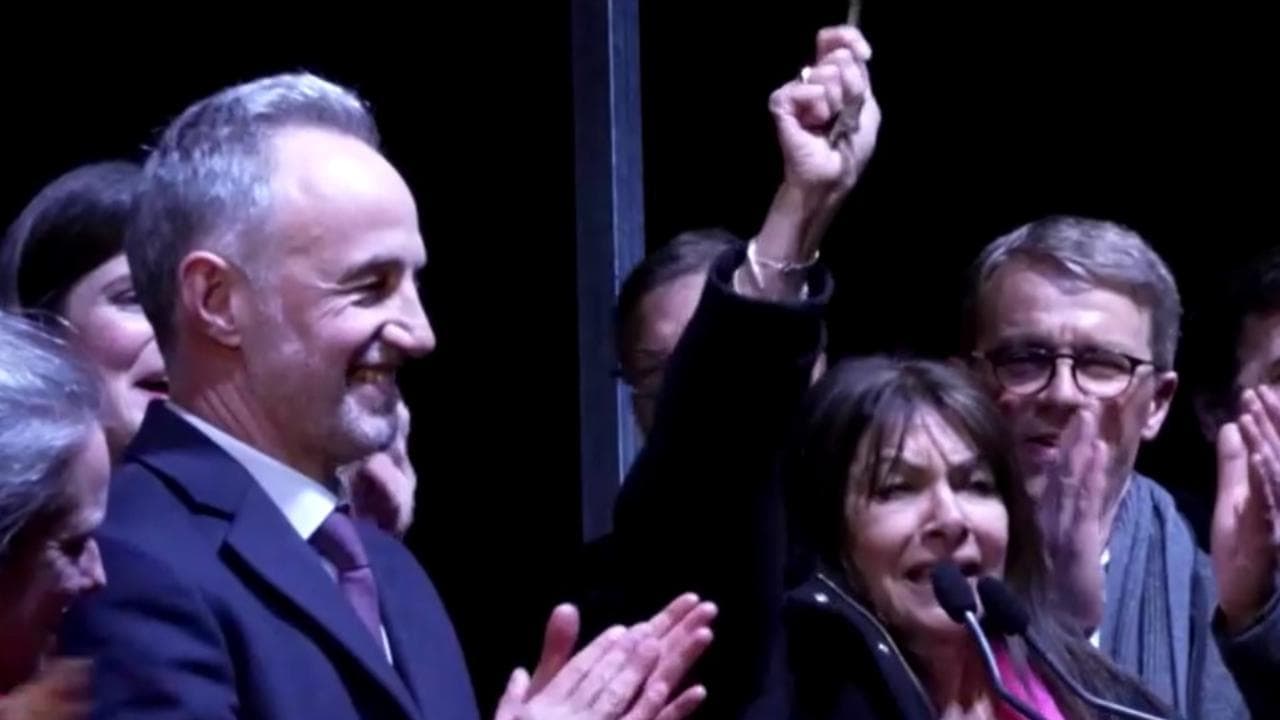 Parigi,eletto sindaco il socialista Emmanuel Grégoire: festa in piazza con l'uscente Anne Hidalgo