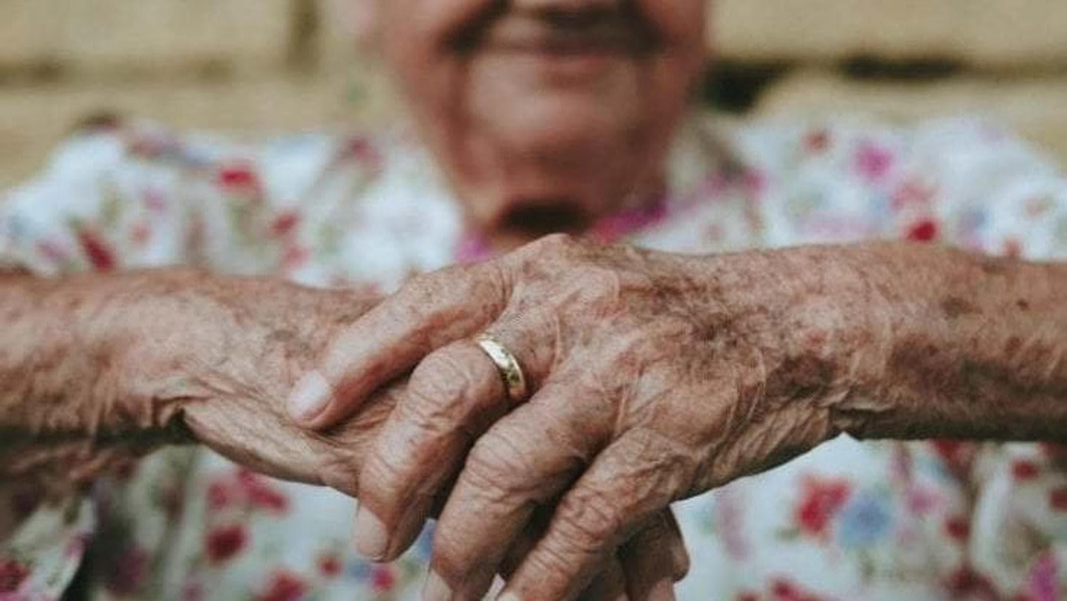 Badante riceve 600mila euro da un anziano col morbo di Parkinson, la Cassazione: “Legittimo”