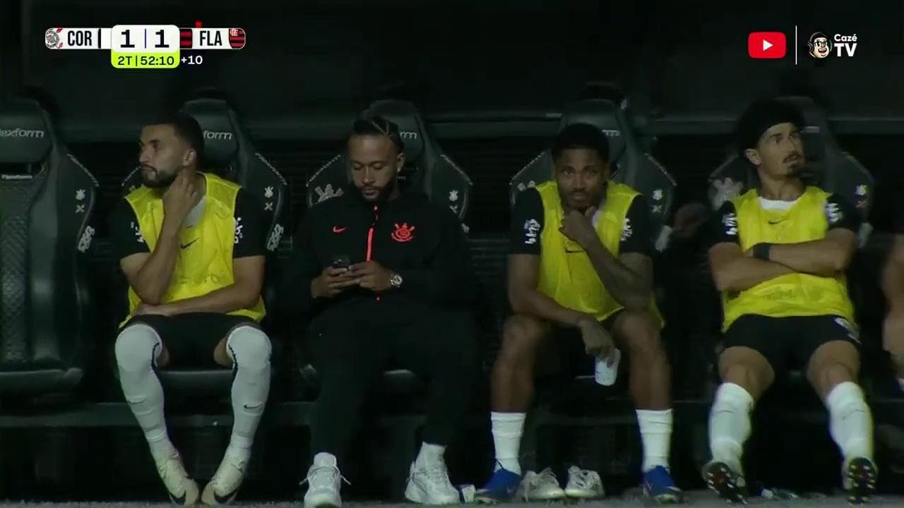 Depay pizzicato in panchina con il cellulare durante la partita: "Scrivevo ai medici dell'Olanda"