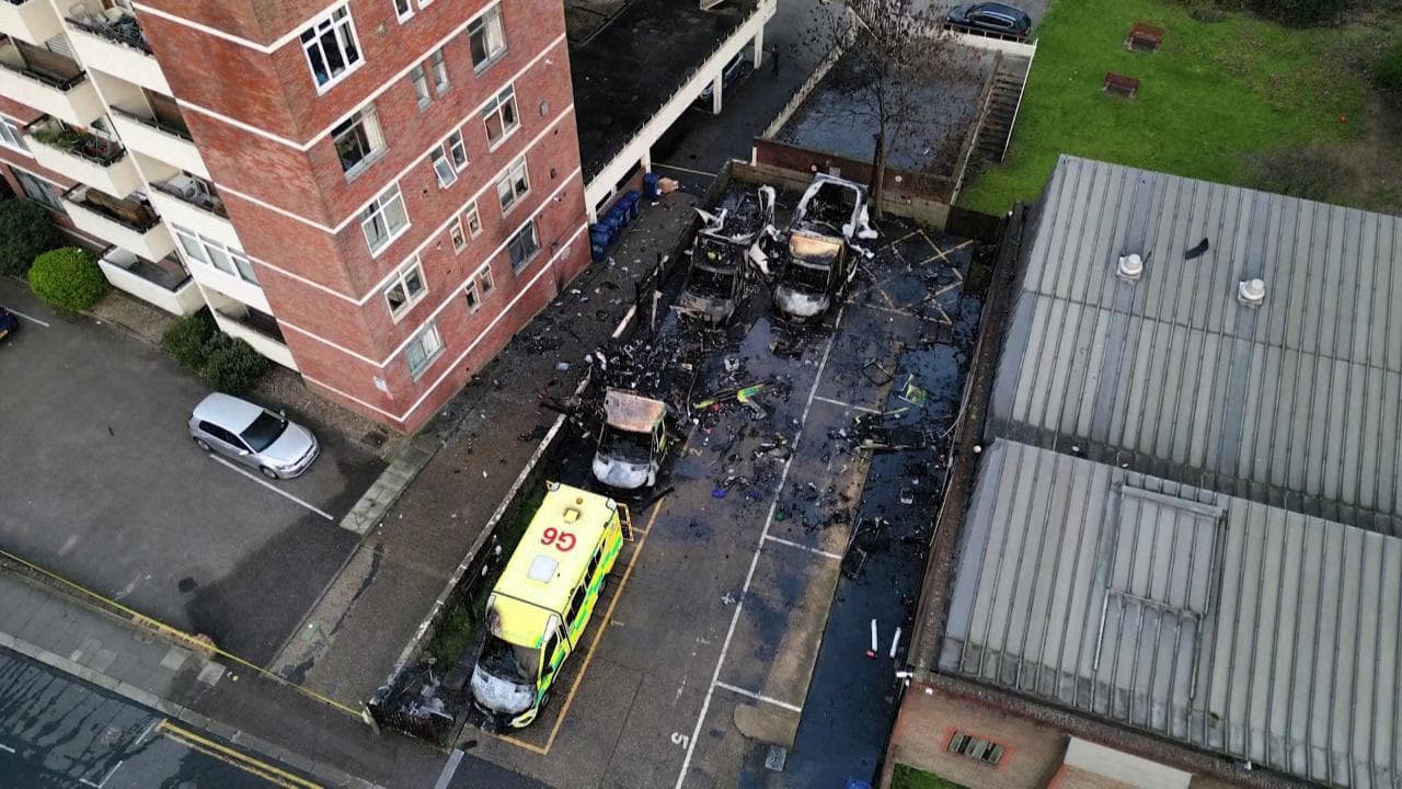 Londra, attentato davanti alla sinagoga: le immagini dall'alto delle ambulanze carbonizzate