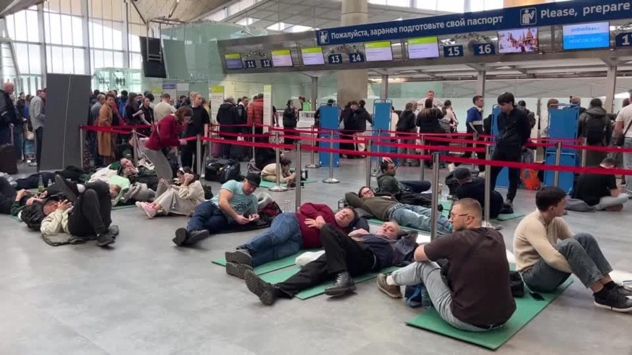 San Pietroburgo sotto la minaccia dei droni, aeroporto bloccato: passeggeri senza volo stesi a terra