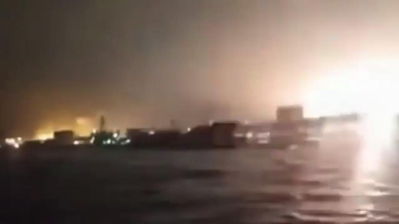 Russia, attacco di droni ucraini al porto di Primorsk: le esplosioni e la risposta della contraerea