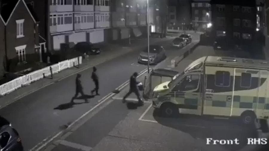 Londra, le telecamere di sorveglianza riprendono l'attacco alle ambulanze