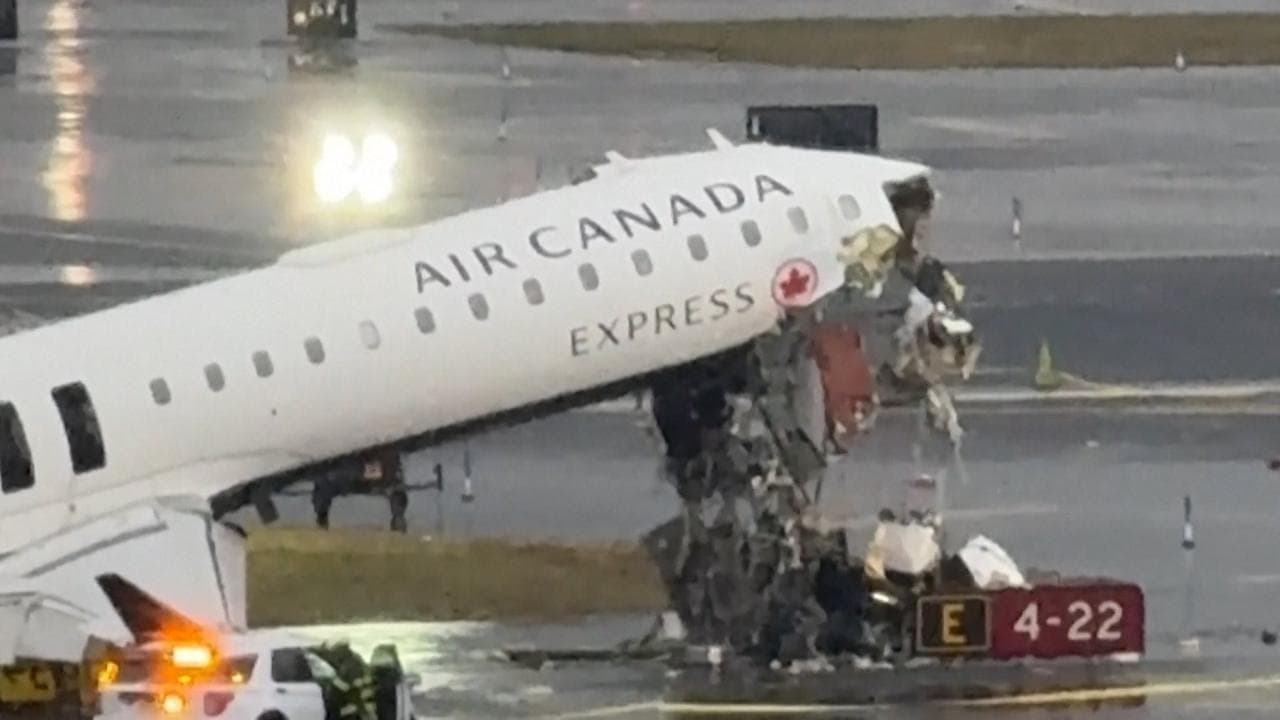 New York, incidente all'aeroporto LaGuardia: l'aereo danneggiato sulla pista