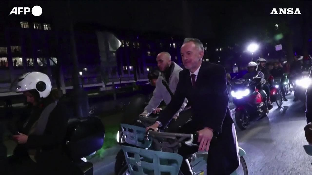 Parigi, il neosindaco Gregoire raggiunge in bici l'Hotel de Ville