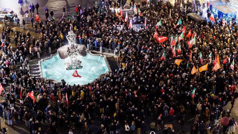 Dissipatio Meloni e Conte in stivali. “Giudeo nazista” ossimoro antisemita