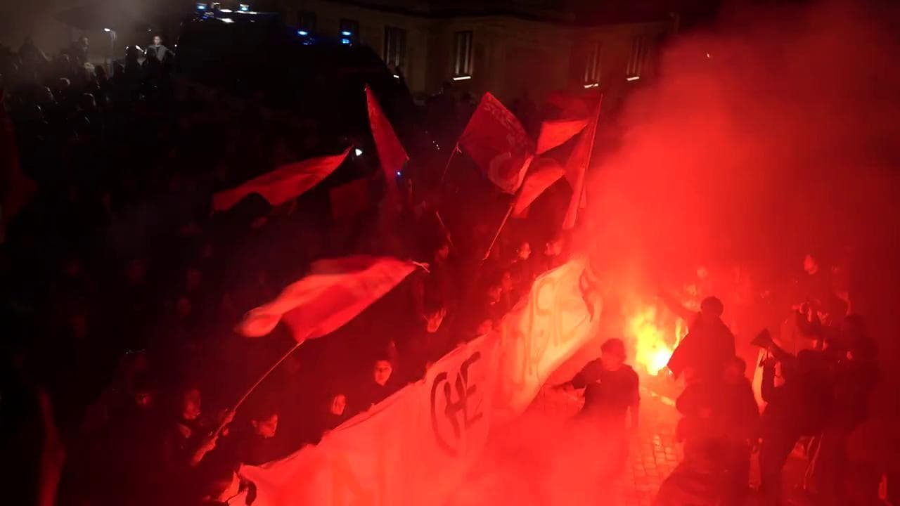 Referendum, il corteo in piazza del Popolo: fuochi d'artificio e balli sulle note di "Bella ciao"