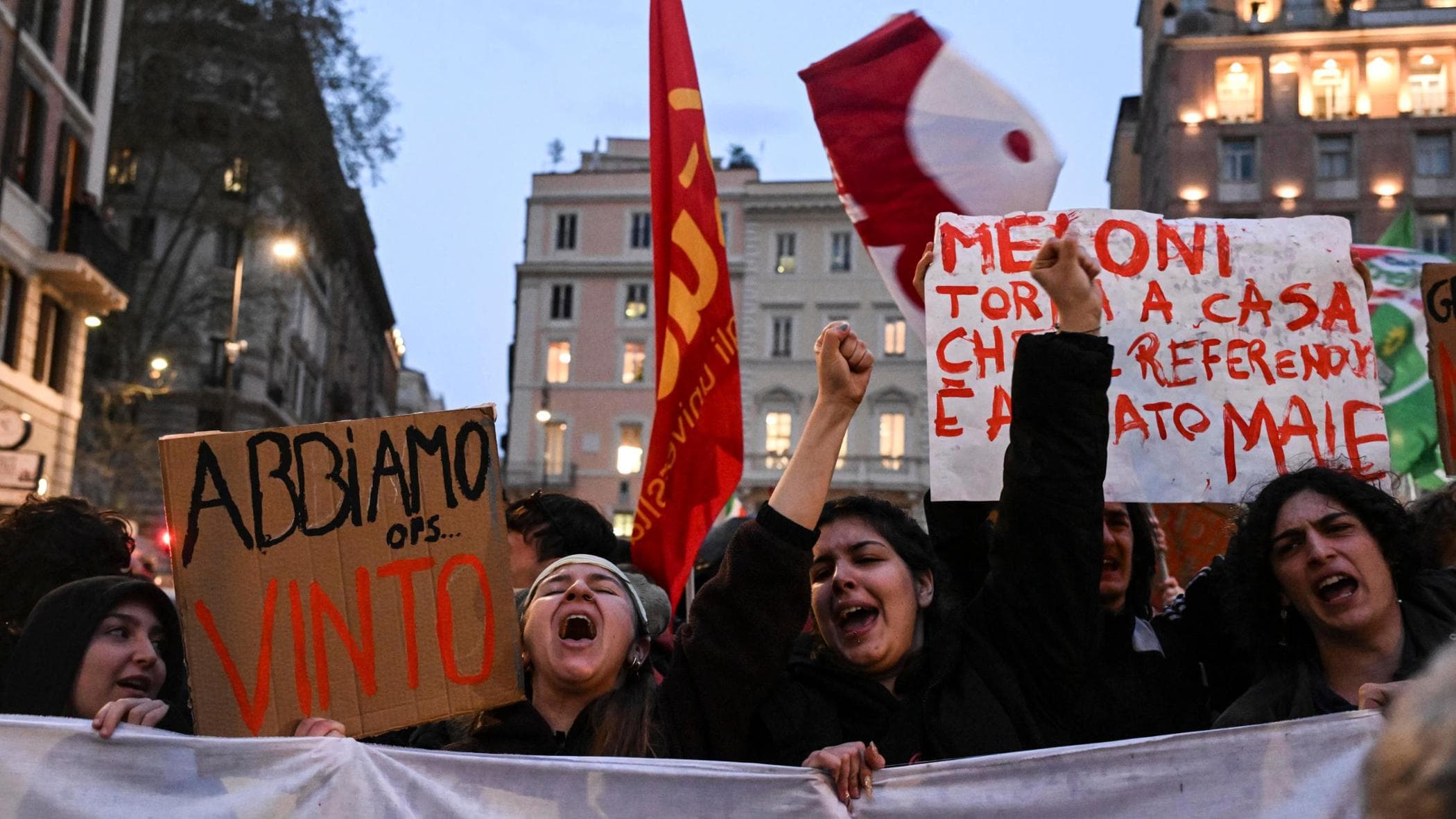 Il trionfo del no al referendum riempie le piazze d’Italia: “Oggi inizia una nuova primavera”