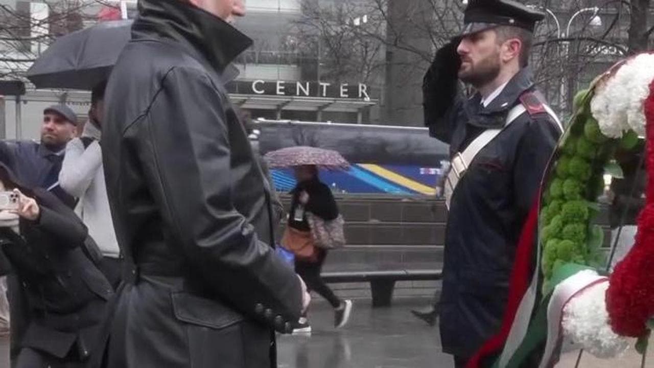 Giuli a New York rende omaggio a Cristoforo Colombo: il ministro in posa davanti alla statua
