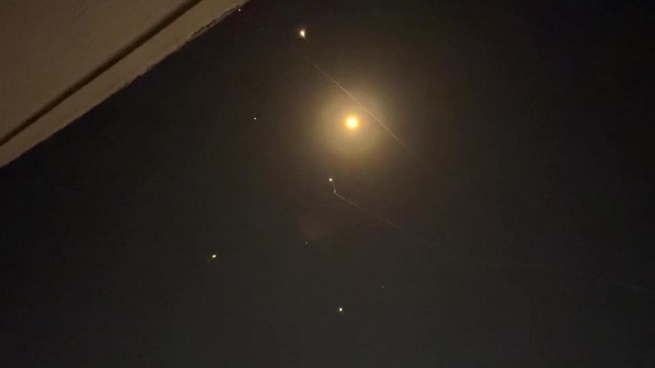 Israele, battaglia nei cieli: sciame di missili iraniani, contraerea in azione