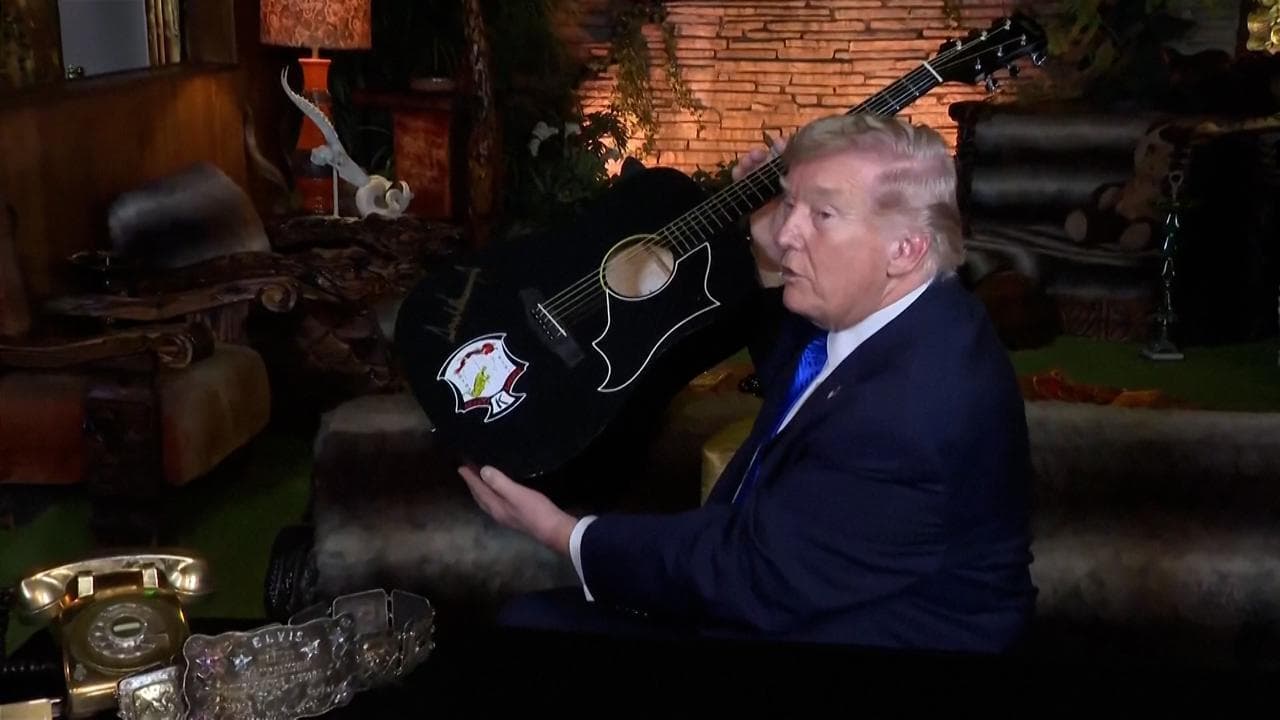 Memphis, Trump visita Graceland: "Avrei voluto conoscere Elvis". E firma una sua chitarra