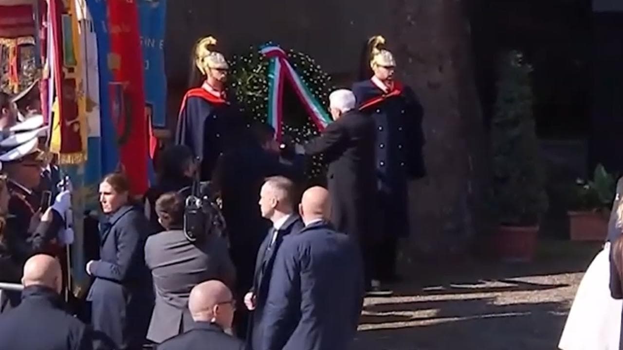 Fosse Ardeatine: Mattarella omaggia le vittime con una corona di fiori al Mausoleo