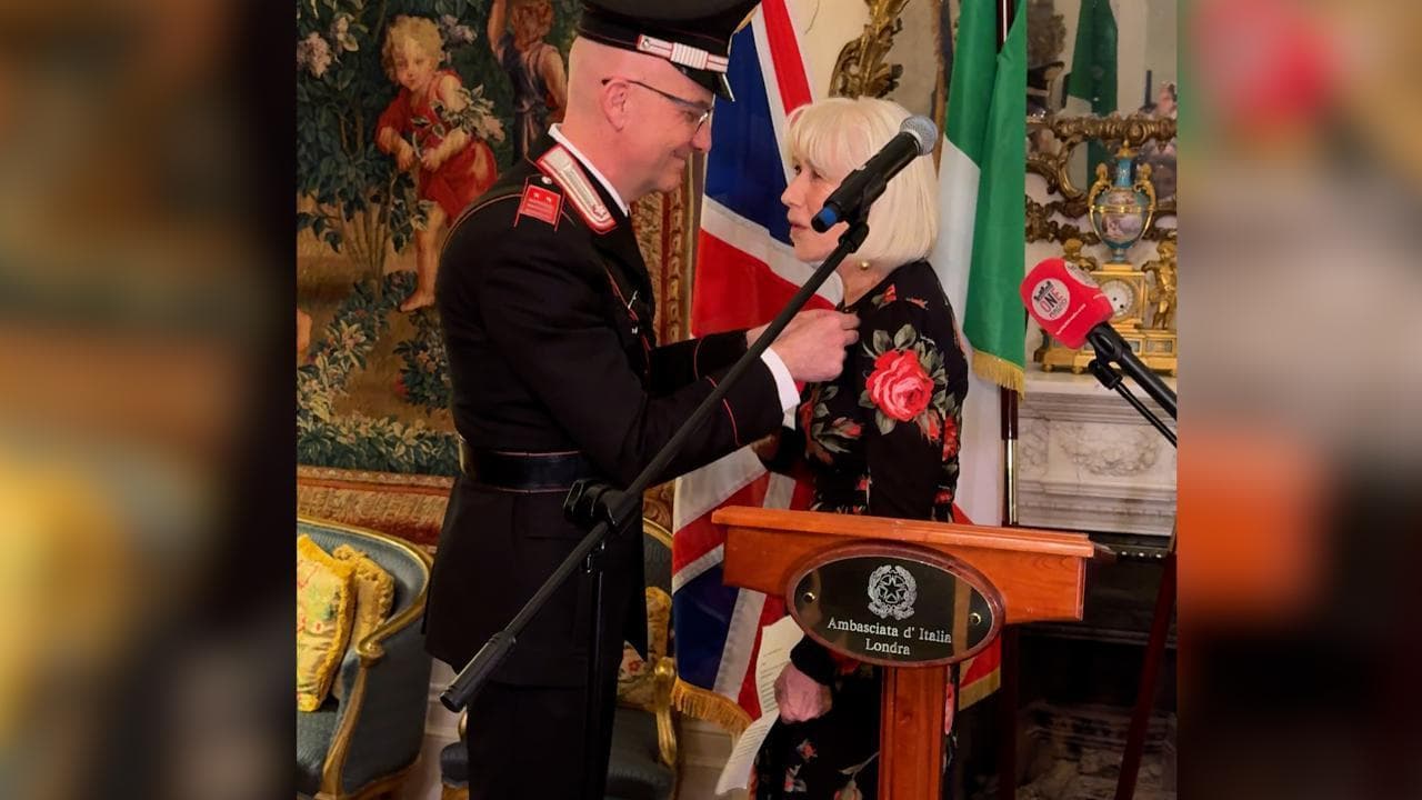 Londra, la Stella d'Italia "punge" Helen Mirren: il gridolino di dolore e il sorriso dell'attrice