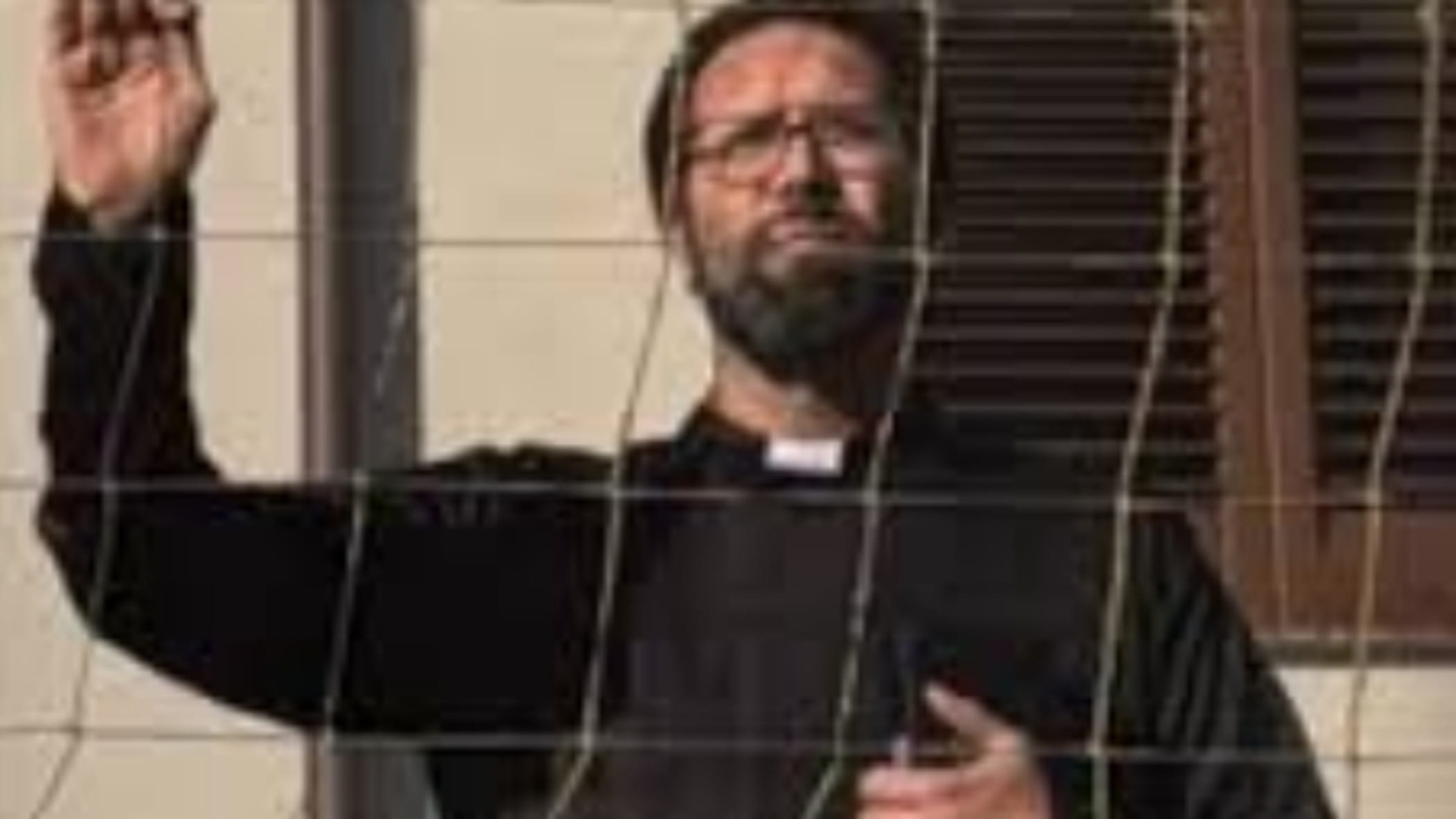 Diskalifiye edilen antrenör, rahip kılığında sahaya çıkıp rakibine tekme attı: diskalifiye – Futbol