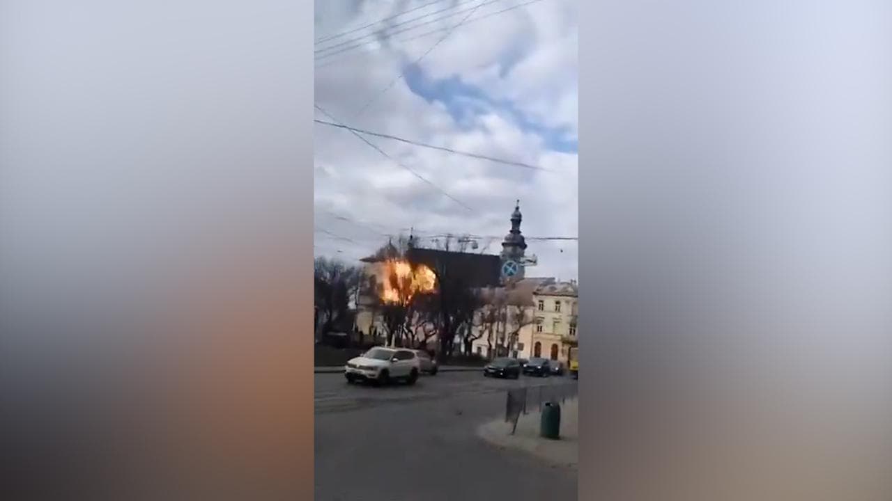 Ucraina, drone russo colpisce edificio storico nel centro di Leopoli: il momento dell'esplosione