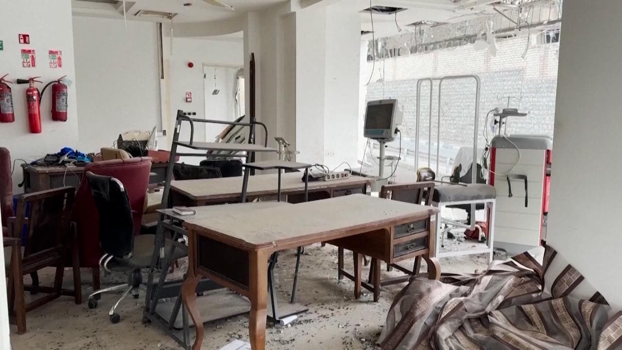 Teheran, viaggio nella città ferita dalle bombe: ospedali e palazzi sventrati, mezzi carbonizzati