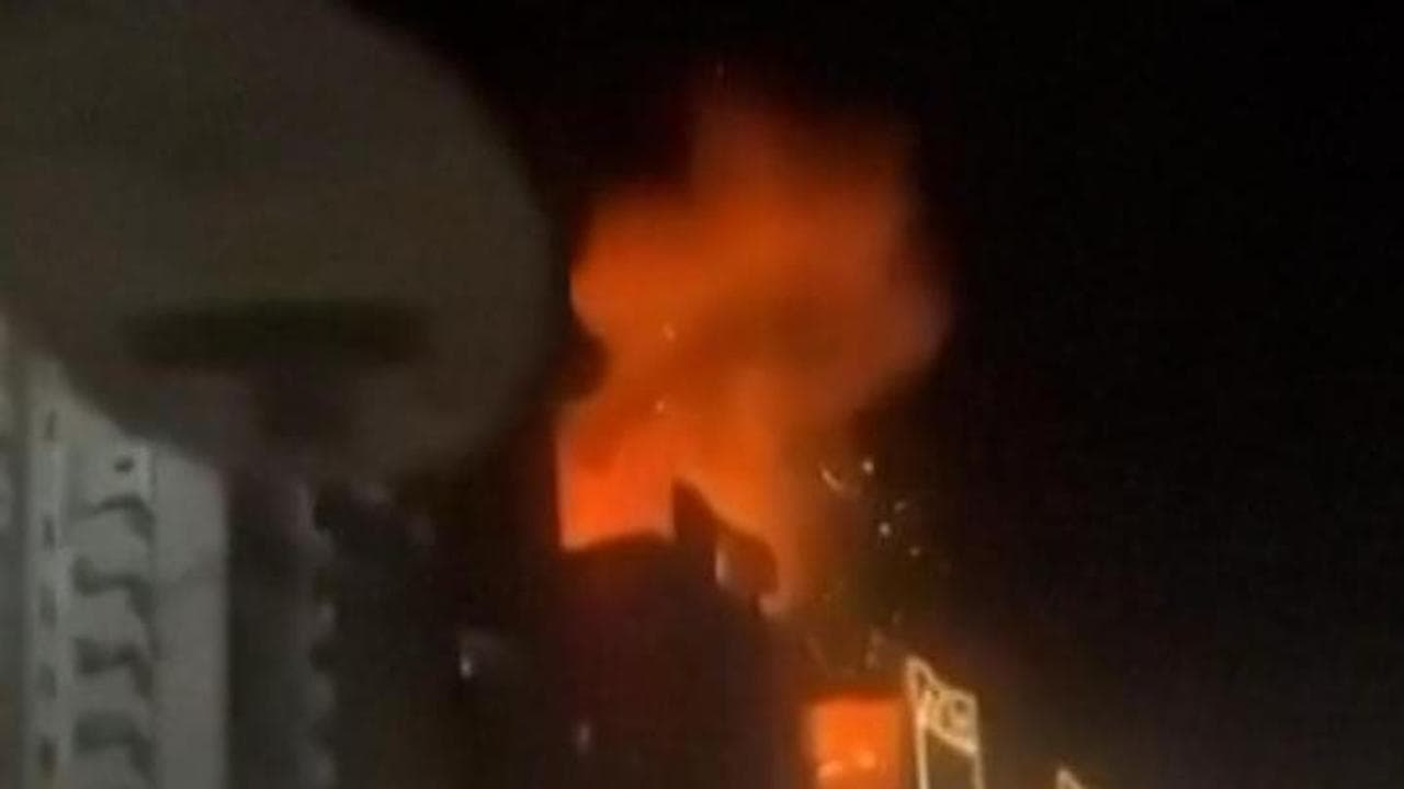 Erbil, una palla di fuoco illumina il cielo notturno: palazzo avvolto dalle fiamme dopo un raid