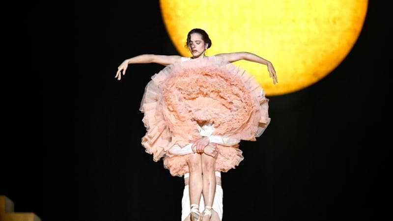 Rosalía in un momento del "Lux Tour", unica data italiana il 25 marzo a Milano
