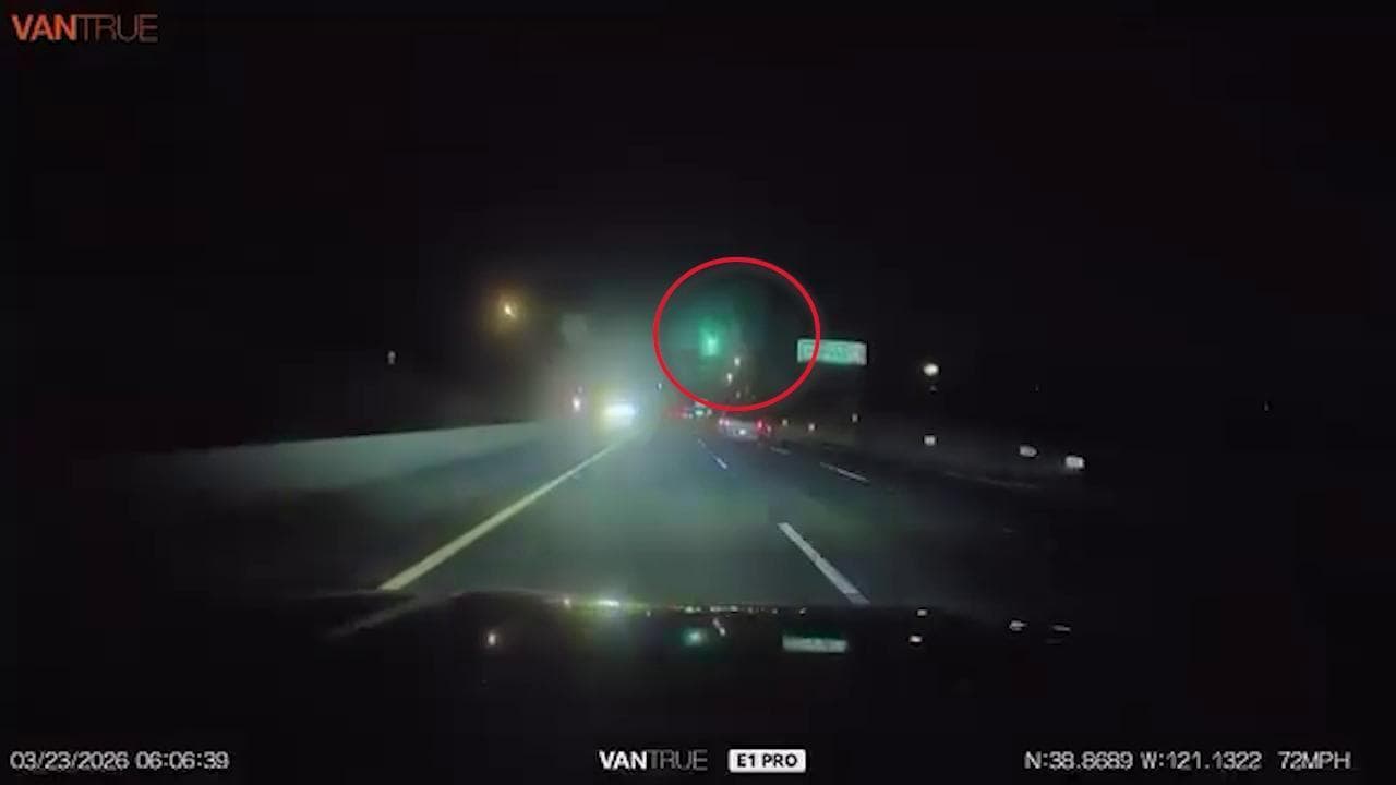 California, un bagliore verde illumina il cielo notturno: il bolide ripreso dalla dashcam