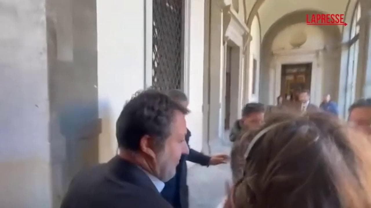 Santanché si deve dimettere? Salvini dribbla i giornalisti e non risponde alla domanda